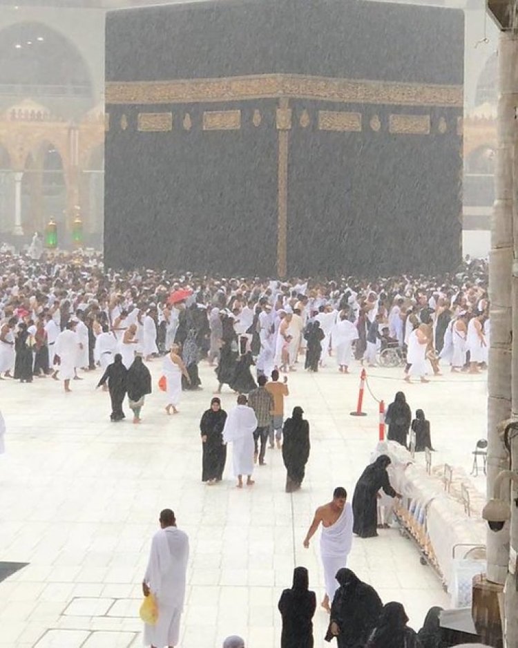 Rain Blesses Makkah During Maghrib Prayer, Creating a Spiritually Striking Scene