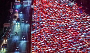 China’s Holiday Traffic Jam Turns 36-Lane Highway Into Sea of Red Lights