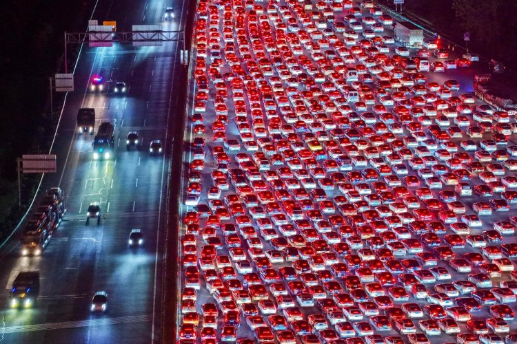 China’s Holiday Traffic Jam Turns 36-Lane Highway Into Sea of Red Lights