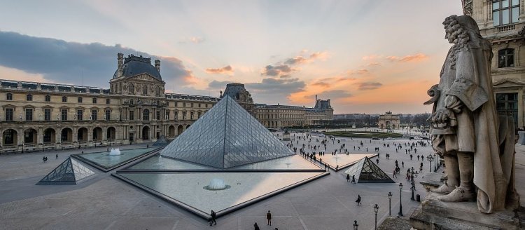 Louvre Museum Closes After Bold Daylight Robbery