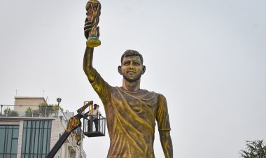 Lionel Messi Virtually Unveils 70-Foot Statue in Kolkata, Shah Rukh Khan Joins Fans