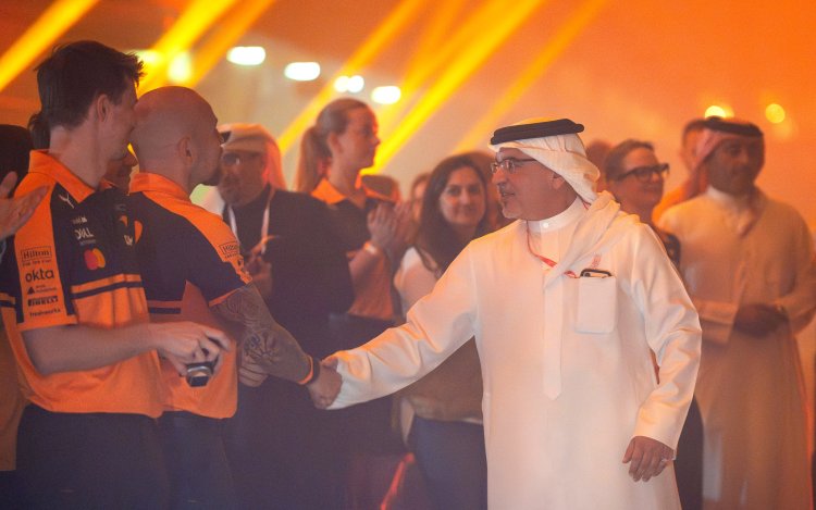 ‘Papaya era’ lights up Bahrain as McLaren unveils MCL40 with HRH Prince Salman